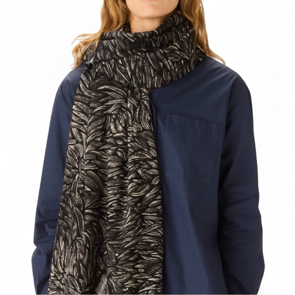100% Wool Inouïtoosh “Walter” Wool Scarf – Navy & Mustard Buffalo Design - Picture 6 of 8